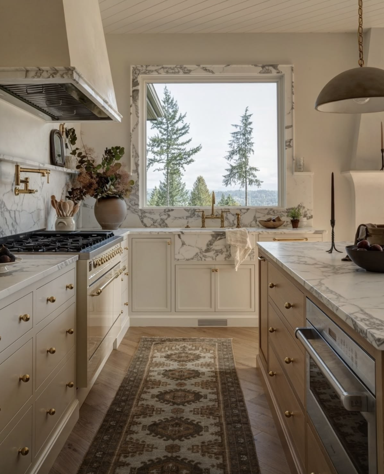 Maison Pastorale visual inspiration: cream kitchen with marble surfaces, brass fittings and natural light